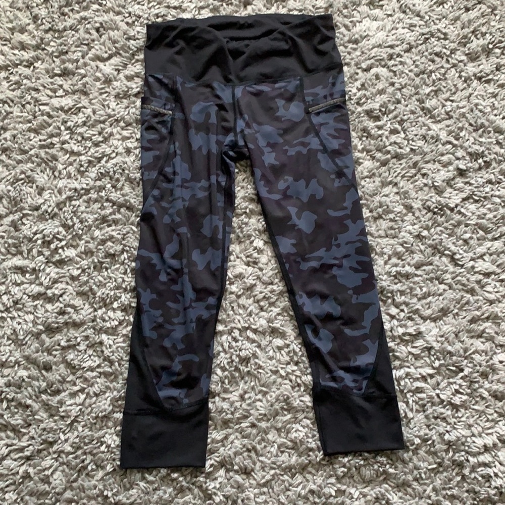💜5/25 Cropped camo leggings